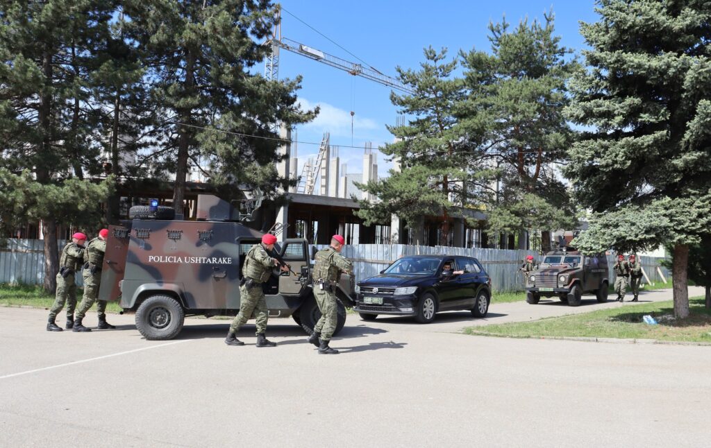 Policia Ushtarake përgatitet për sfida të reja me kursin e kontrollit të turmave