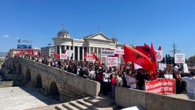 Studentët shqiptarë rikthehen në protestë për gjuhën shqipe në Shkup
