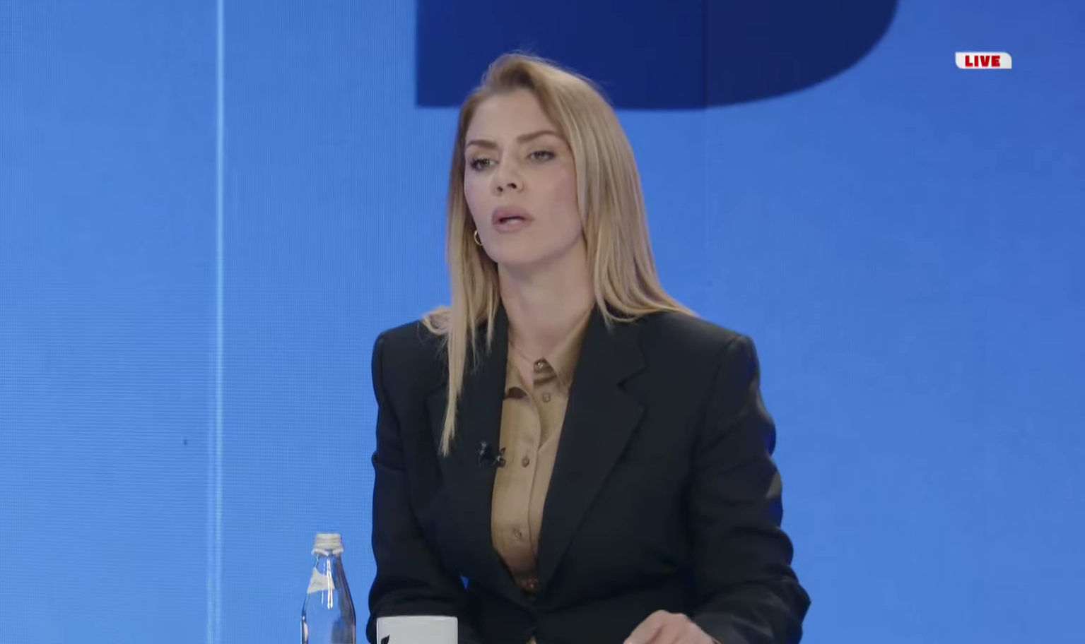 Policia me armë dhe maska në Skenderaj, tensione politike dhe akuza për linçim