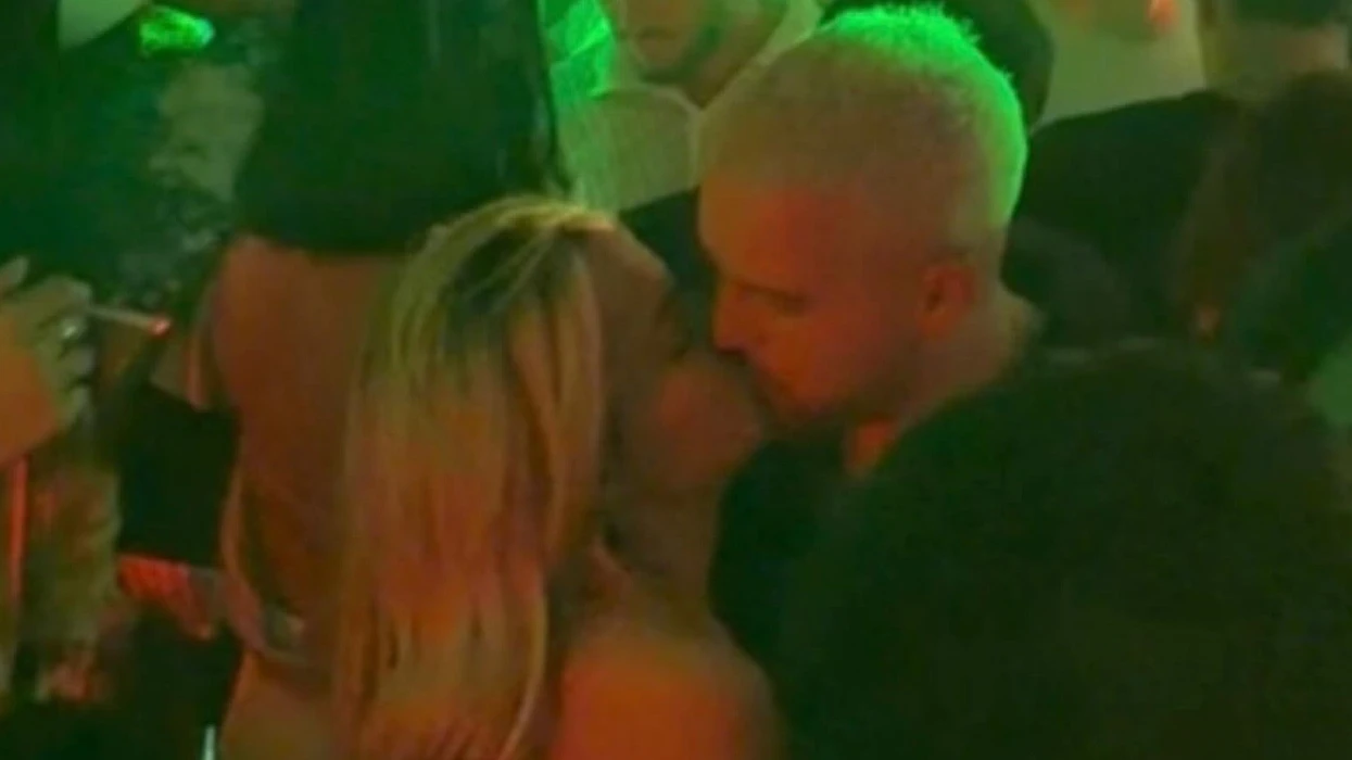 Aurora Rrusta dhe Kushtrim Kelani janë parë së bashku në koncert në Prishtinë duke nxitur dyshime për lidhje dashurie, me reagimin e familjarës së Kushtrimit.