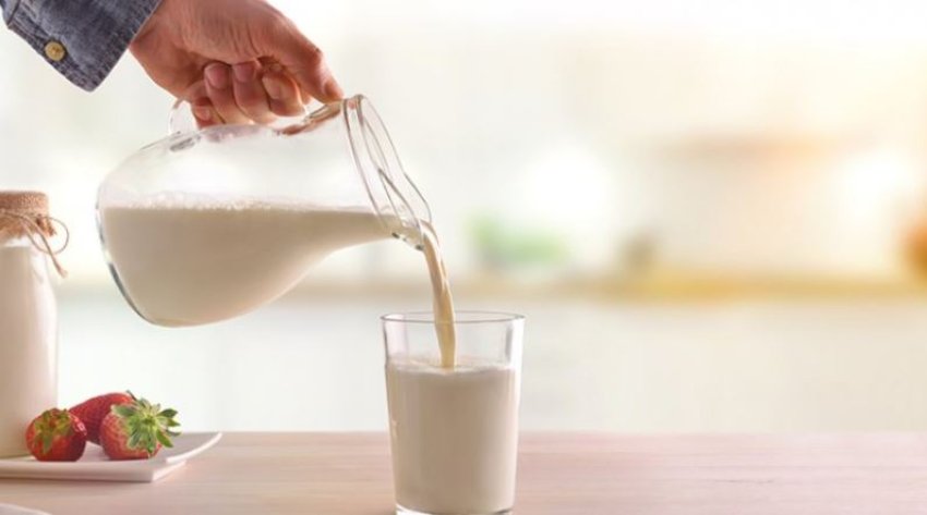 Një gotë qumësht në ditë mund të ulë rrezikun për kancer të zorrës së trashë, thotë studimi i Oxfordit