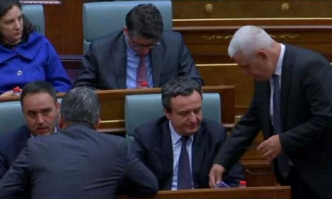 Momenti misterioz mes Kurti e Sveçlës në seancën për zgjedhjen e presidentit