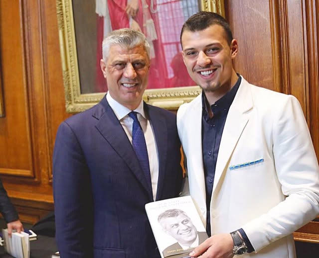 Baneri në Prishtinë për çlirimtarët ndez reagime, Endrit Thaçi shpërndan mesazhin