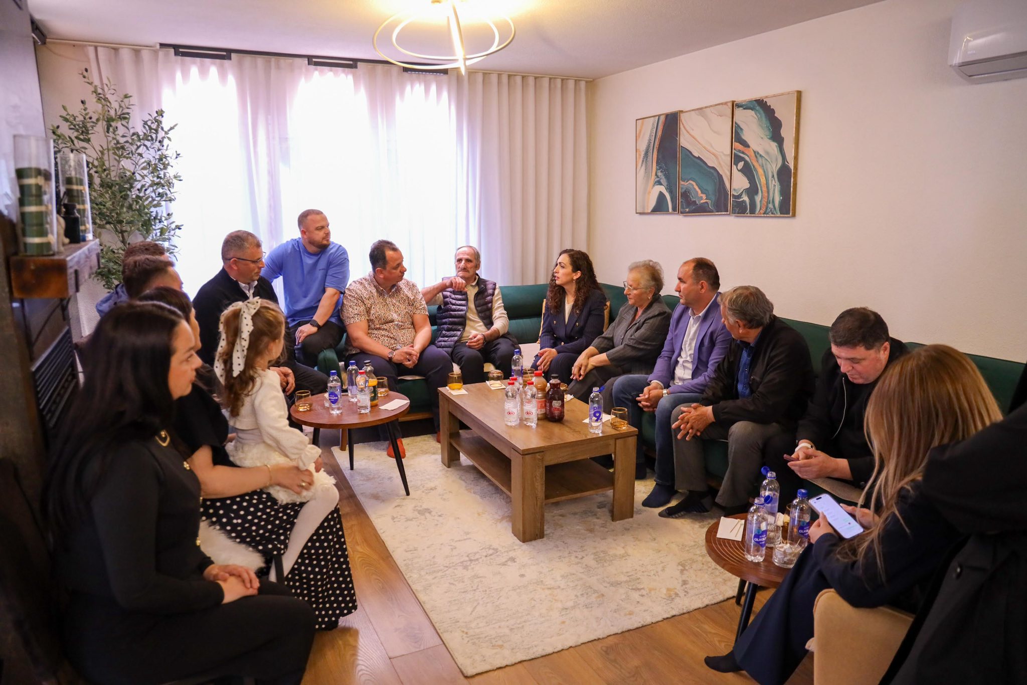Vjosa Osmani falënderon mikpritjen e ngrohtë në Ferizaj