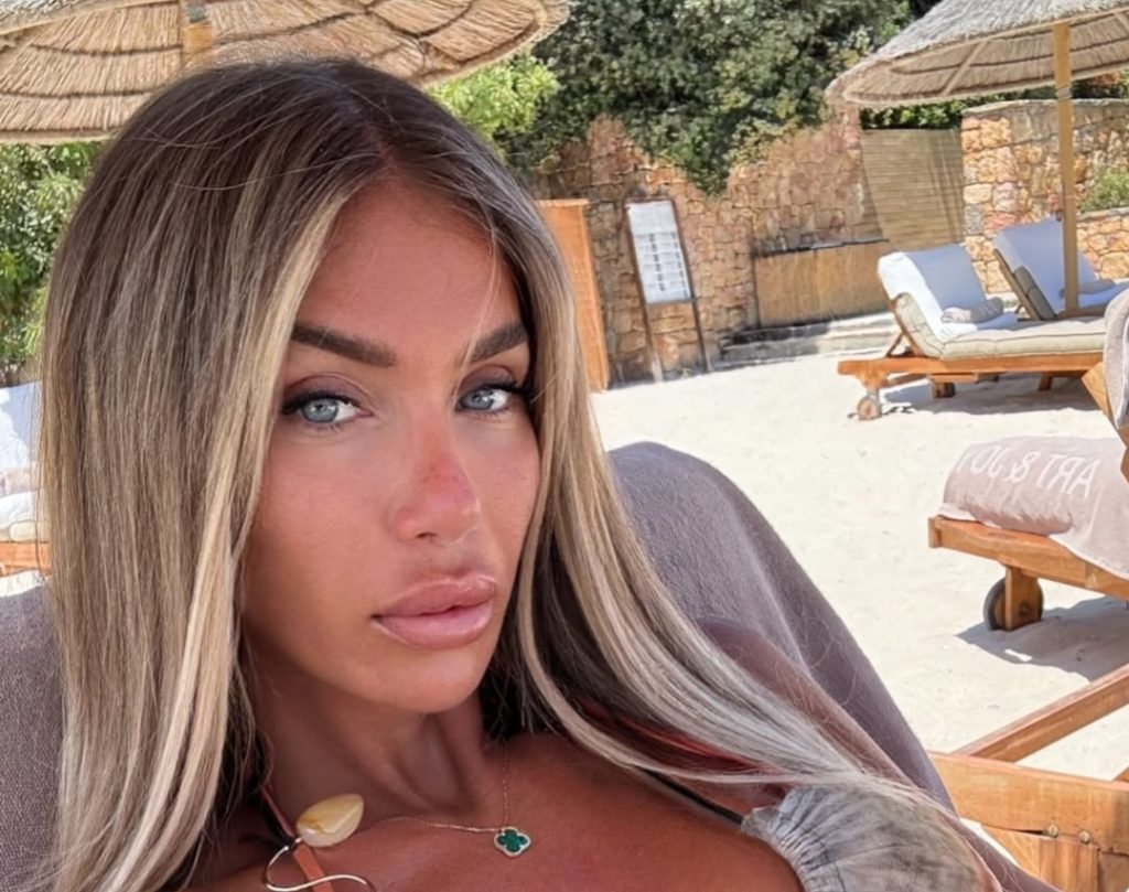 Adelina Tahiri ekspozon linjat e saj në një foto nën diell