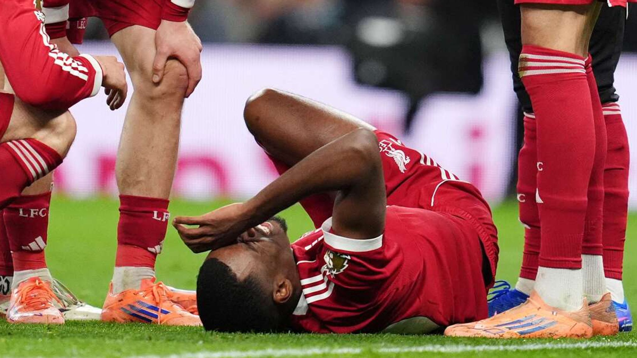 Alexander Isak është konfirmuar zyrtarisht jashtë përballjes së Liverpoolit ndaj Manchester United për shkak të dëmtimit në ijë.