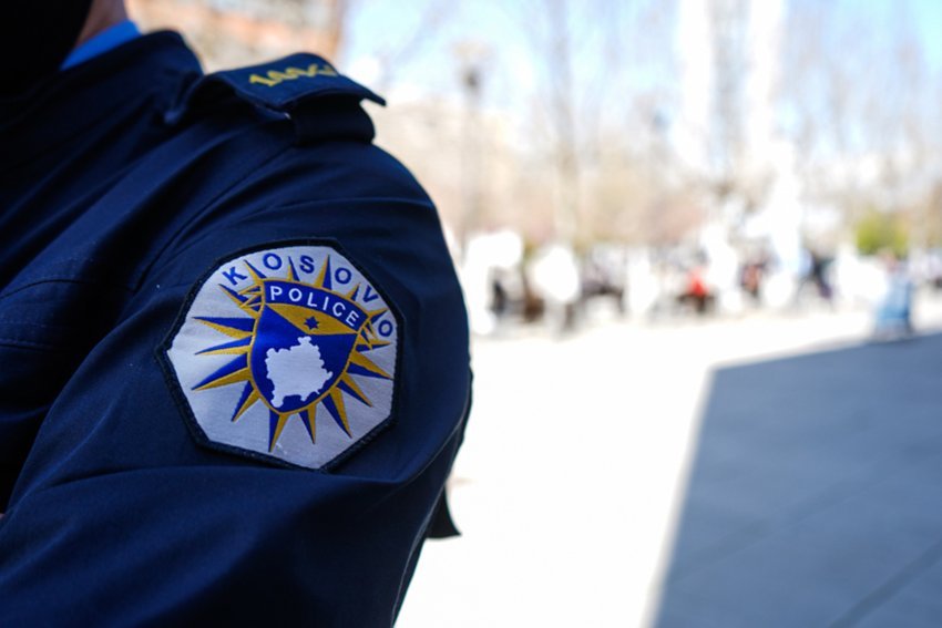 Gruaja në Prishtinë arrestohet për kanosje ndaj shtetasit amerikan pas kërkesës për lirimin e banesës