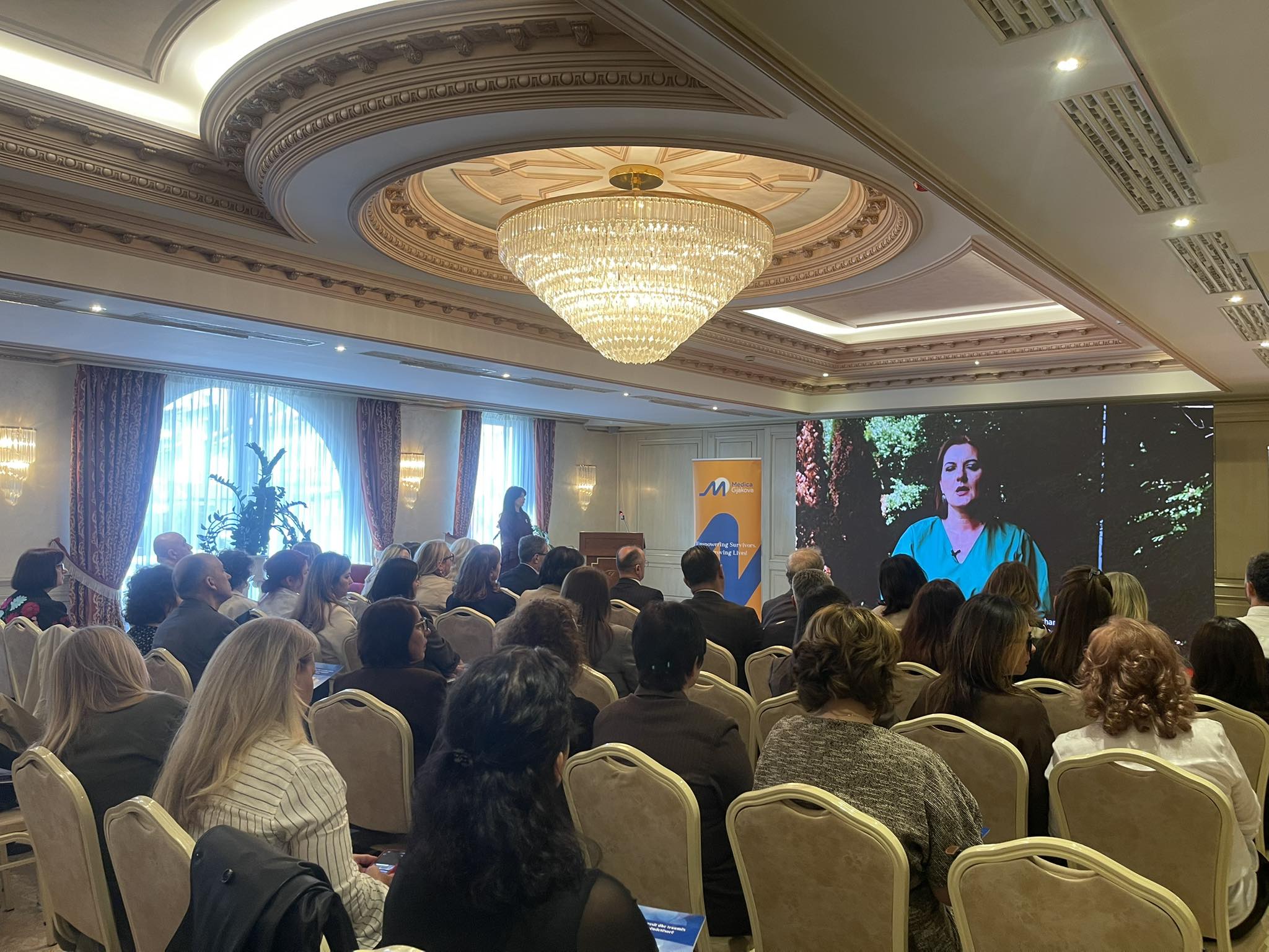 “Medica Gjakova” prezanton qasjen humane ndaj traumës në shëndetësi