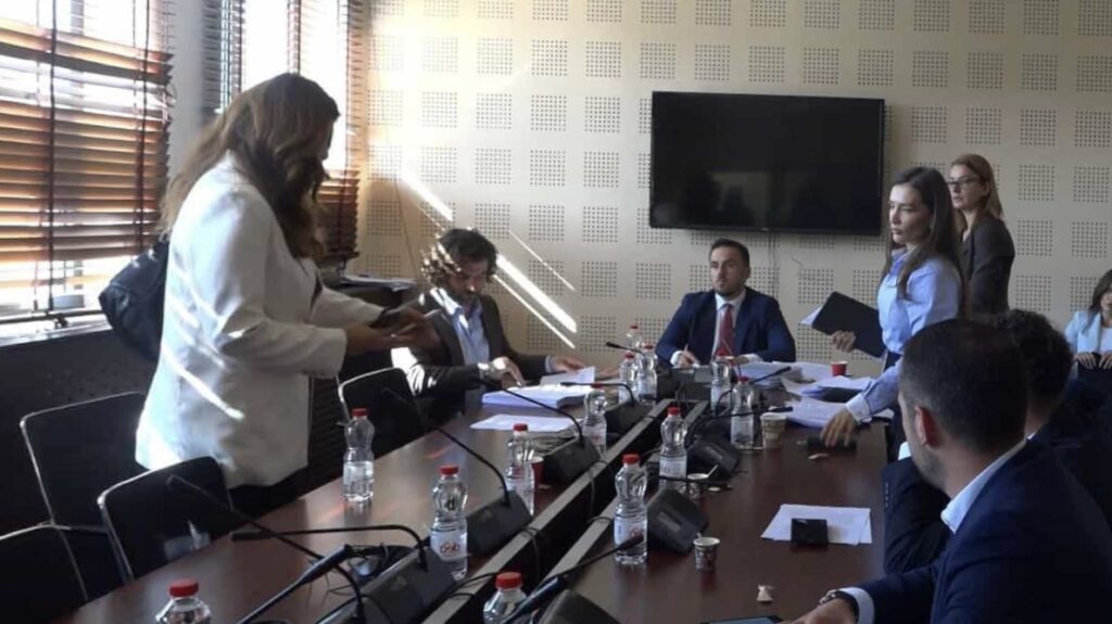 Miratohet lista e kandidatëve për Komisionin e Pavarur të Mediave pas mbledhjes së Komisionit Ad hoc.