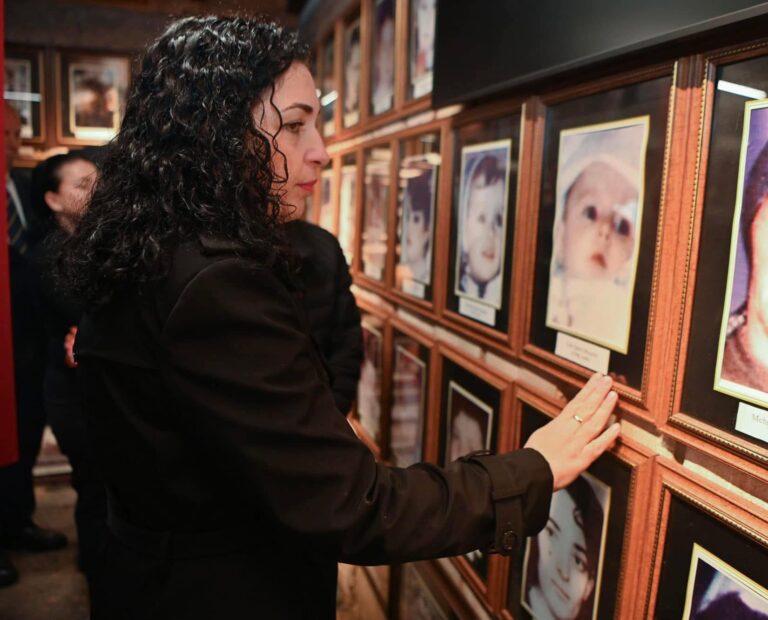 Vjosa Osmani përkujton masakrat e Poklekut dhe Çikatovës: Kujtesë dhe drejtësi për viktimat