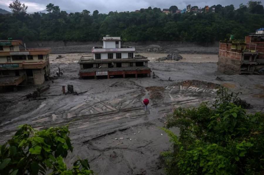 Rindërtimi dhe kërkimet pas përmbytjeve shkatërruese në Nepal