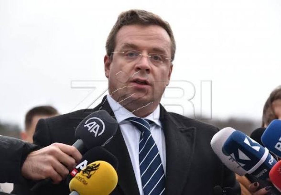 Ceremonia për Mlladiqin në Beograd nxjerr në pah dyfytyrësinë e politikës serbe