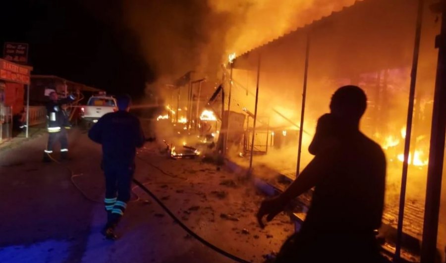Flakët përfshijnë hyrjen e Syrit të Kaltër, katër kioska shkrumbohen