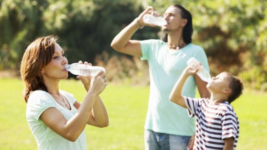 Sa ujë duhet të pimë për shëndet optimal dhe si ta menaxhojmë konsumimin