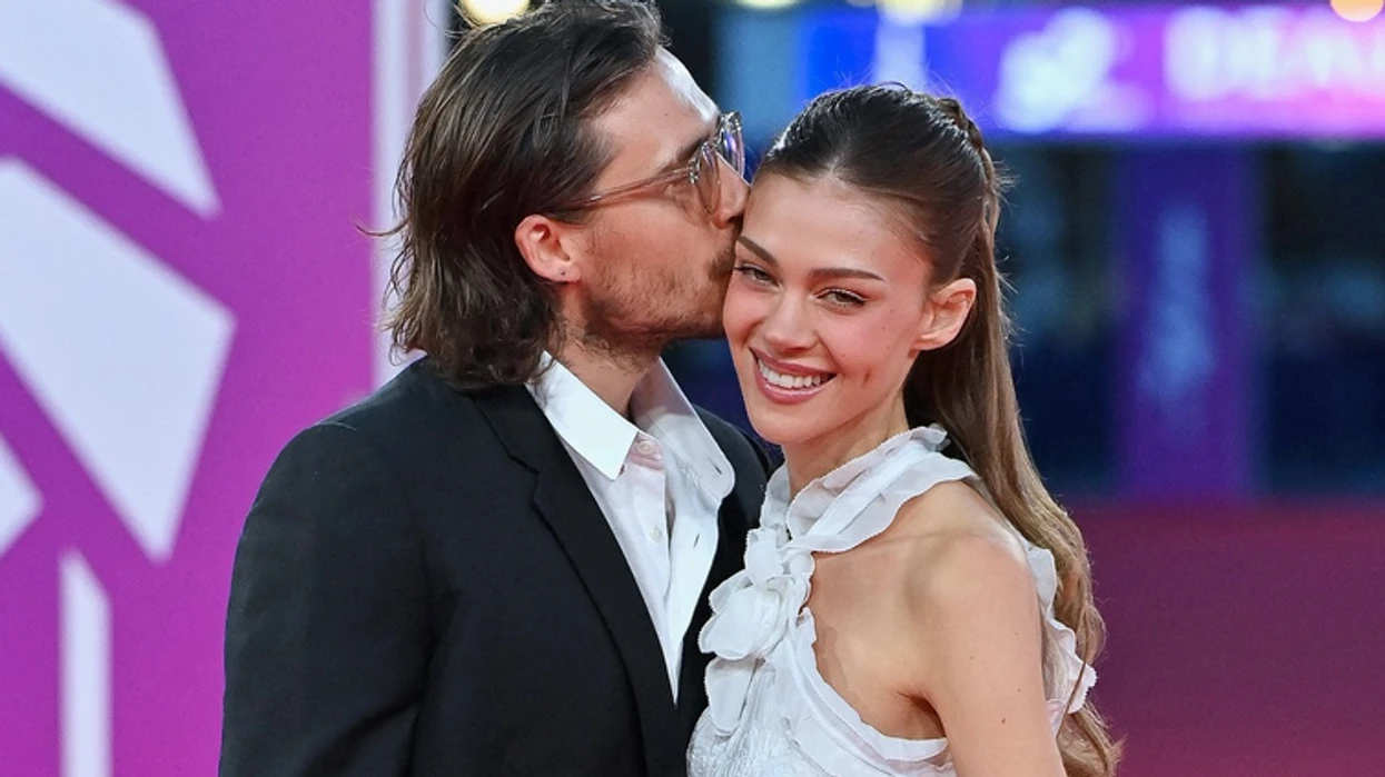 Dashuria në tapetin e kuq: Nicola Peltz dhe Brooklyn Beckham shkëlqejnë në Festivalin e Filmit në Deauville