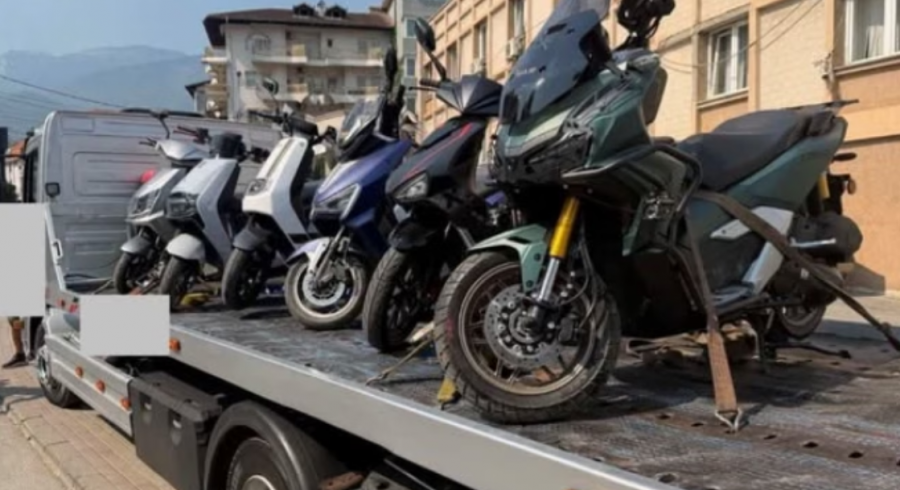 Policia në Pejë godet drejtuesit e motoçikletave pa patentë dhe helmetë