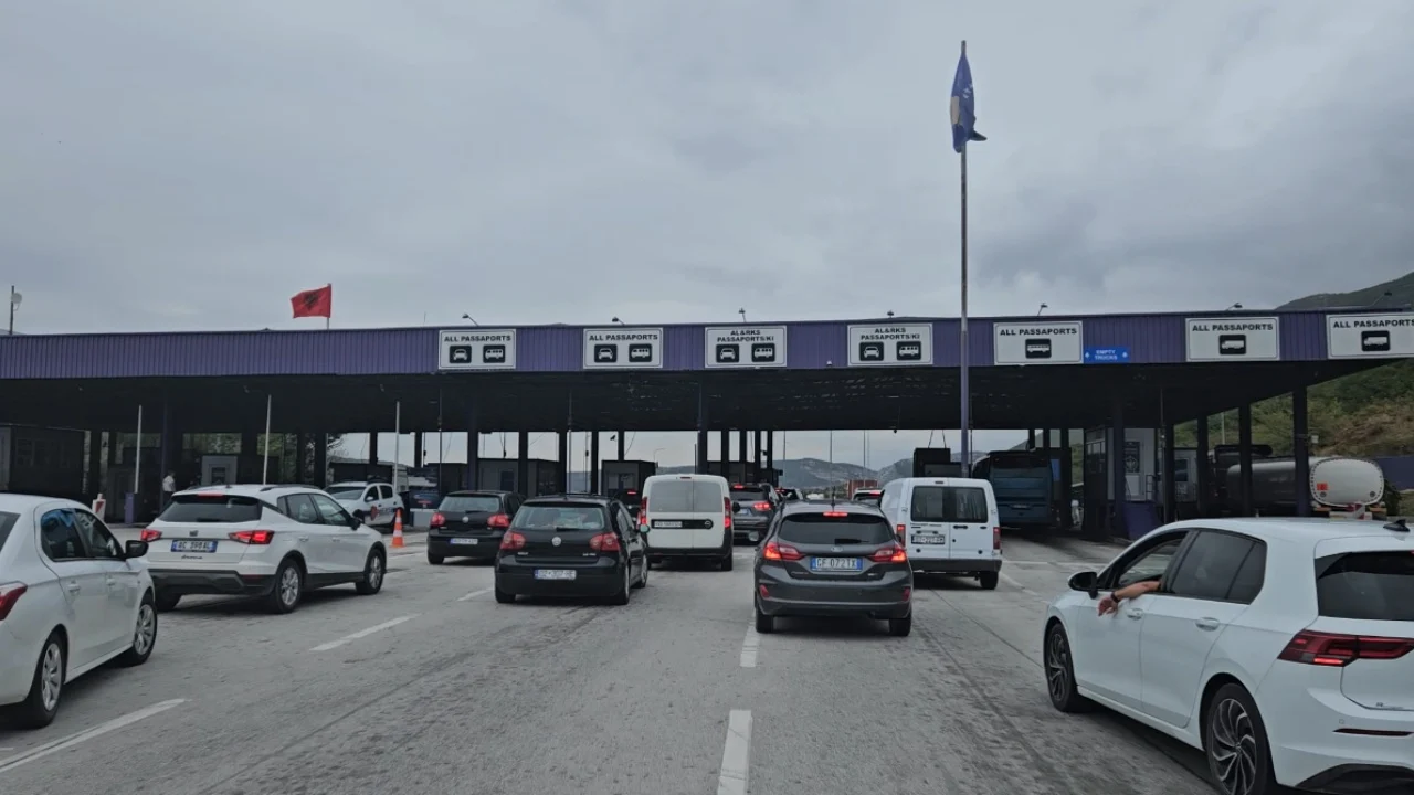 Qytetarë nga Shqipëria dhe diaspora nisen për marshin në mbështetje të ish-krerëve të UÇK-së në Prishtinë