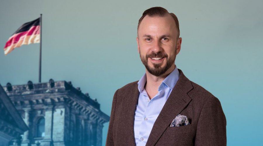 Deputeti i AfD-së Tobias Teich thekson se 92% e banorëve të Kosovës janë shqiptarë dhe shpreh gatishmërinë për të kontribuar në lehtësimin e kontakteve mes Kosovës dhe Serbisë.