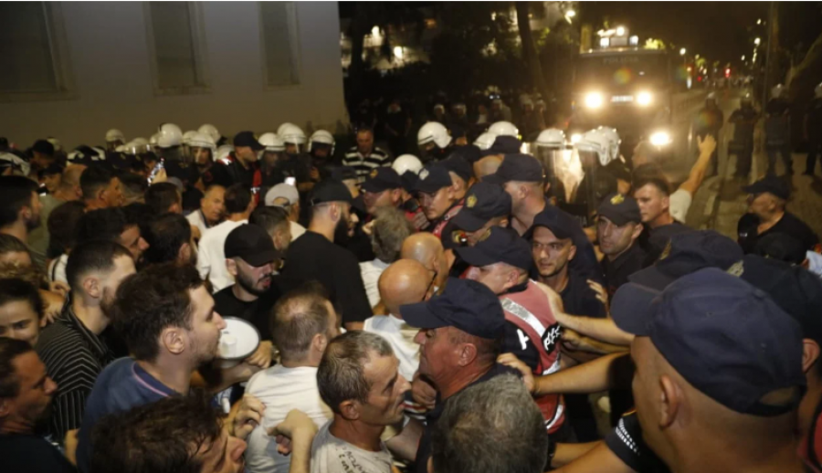 Protesta në Tiranë bllokon akset kryesore, 20 persona në procedim penal