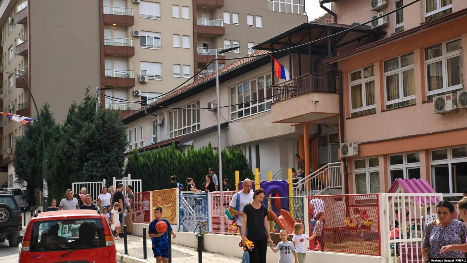 Kundërshtimi i fuqishëm i serbëve të Kosovës ndaj integrimit të arsimit në sistemin kosovar