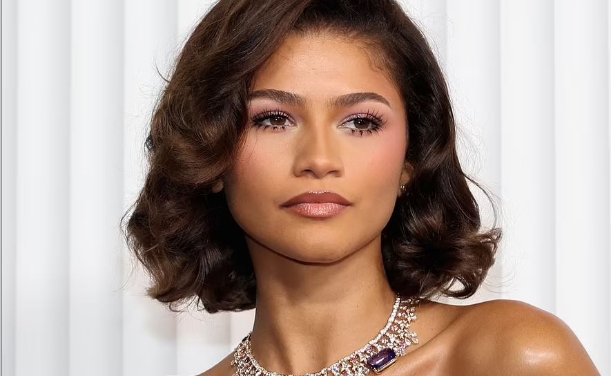 Zendaya ndryshon look-un me model flokësh shumë më të shkurtër në darkën me koleget e “Euphoria” në New York.