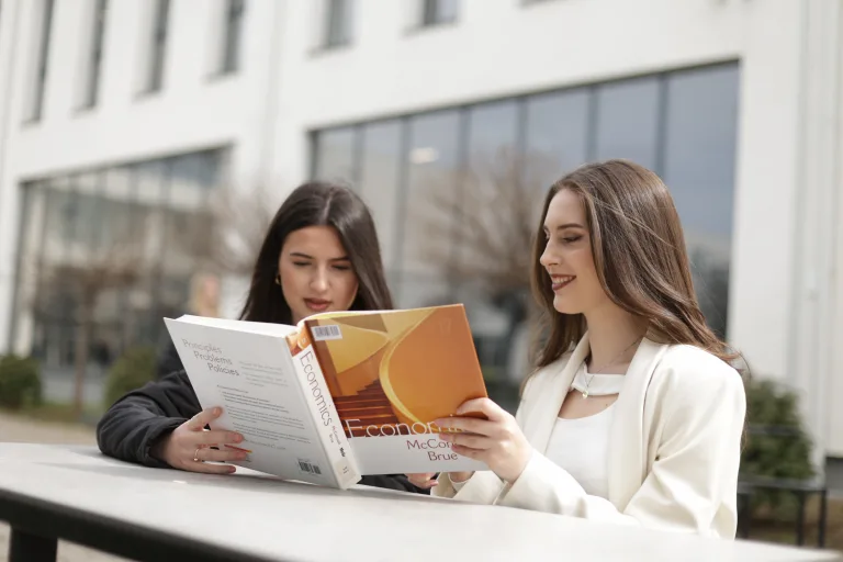 UBT hap dyert për profesionistët me bursë 20% në Menaxhment, Biznes dhe Ekonomi
