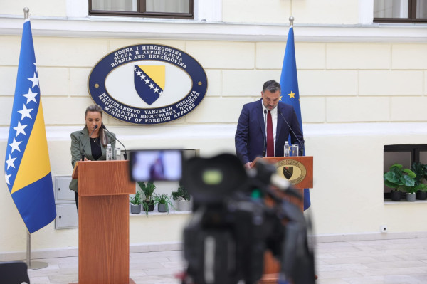 Ministri i Jashtëm i Bosnje e Hercegovinës, Ellmedin Konakoviq, njoftoi tërheqjen e pjesës më të madhe të stafit diplomatik boshnjak nga Serbia, duke lënë vetëm ambasadorin dhe konsullin në Beograd.