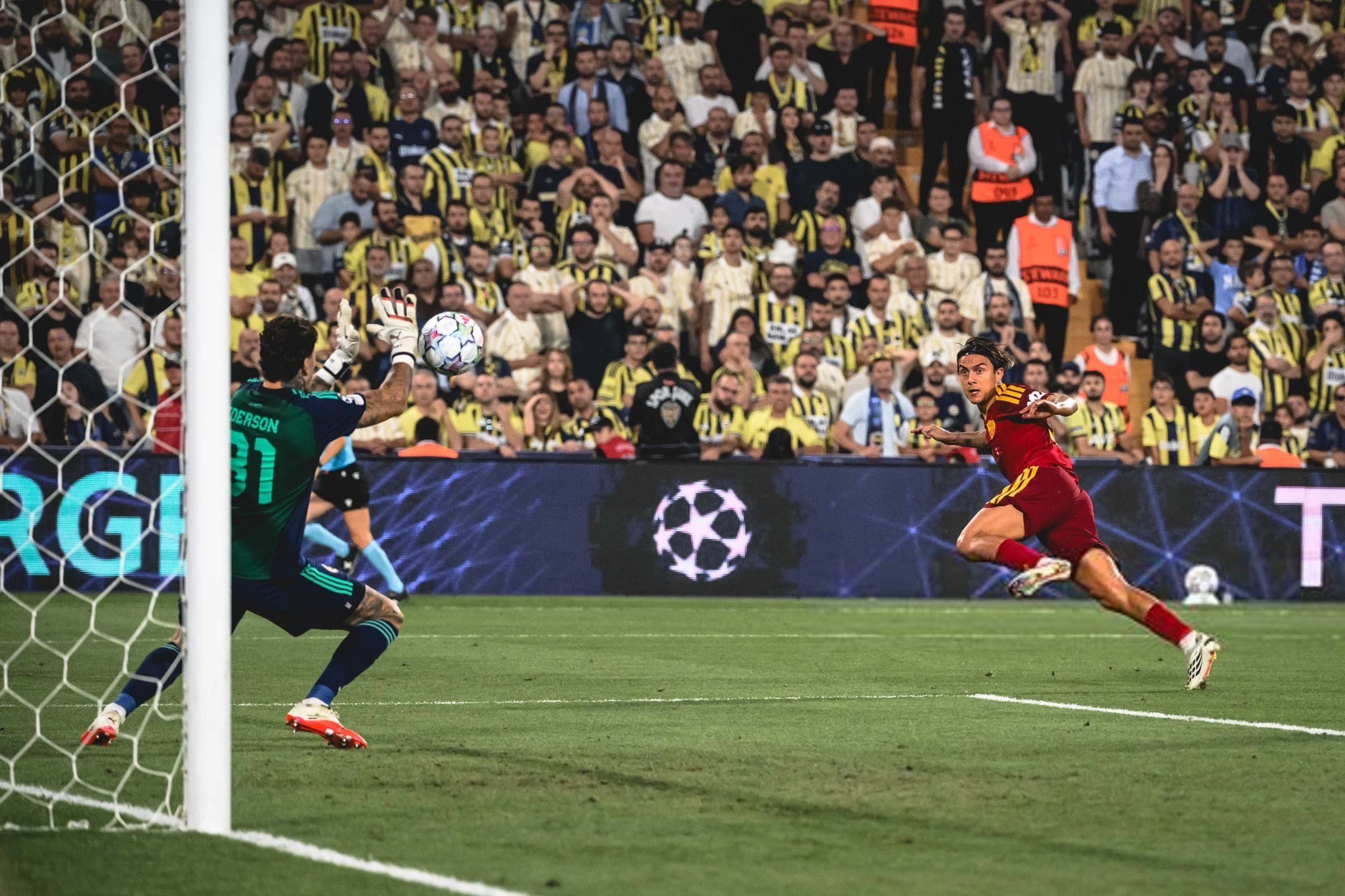 Fenerbahçe dhe Roma barazuan 1-1 në ndeshjen e parë të mbrëmjes në Ligën e Kampionëve.