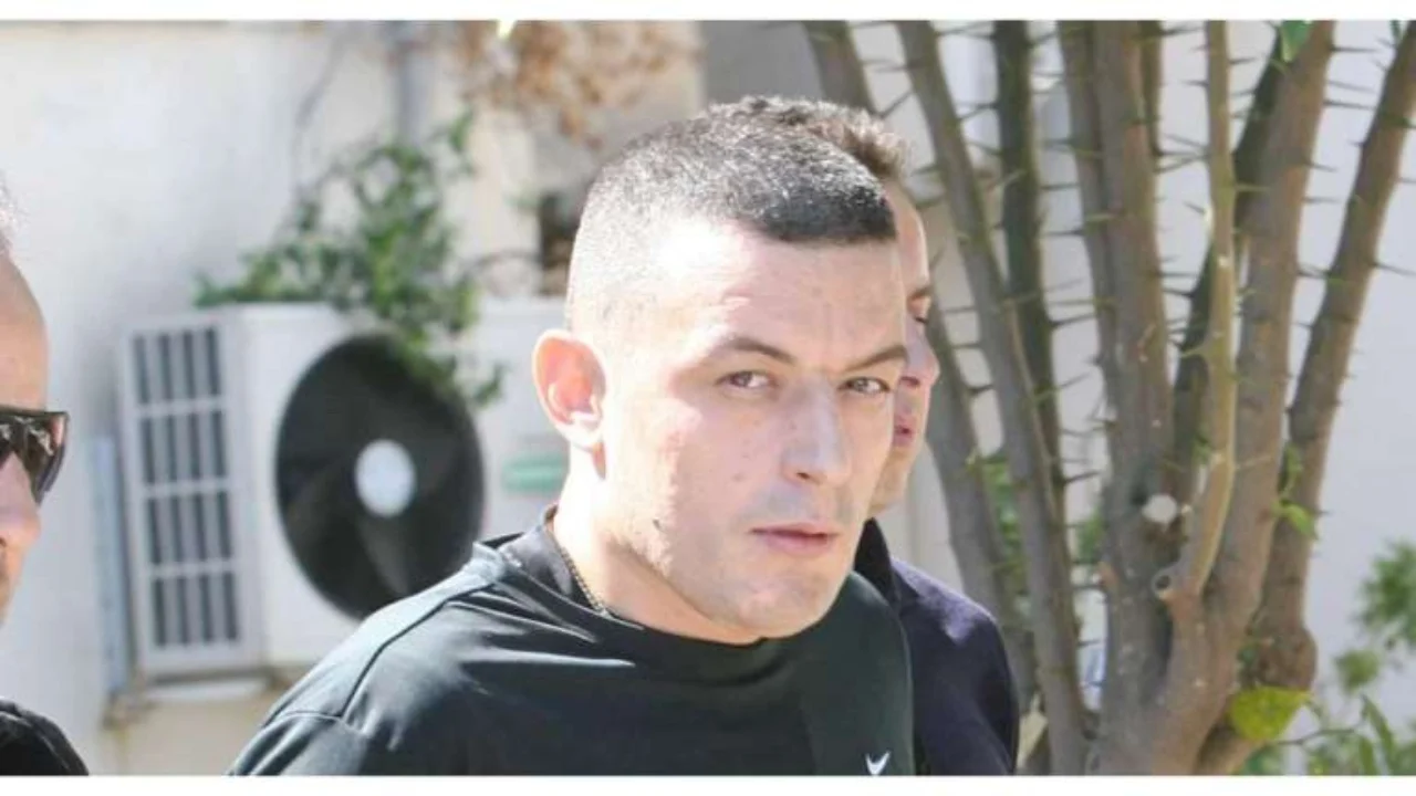 Shqiptari i arratisur hap zjarr në bar plazhi në Athinë, plagosen disa persona