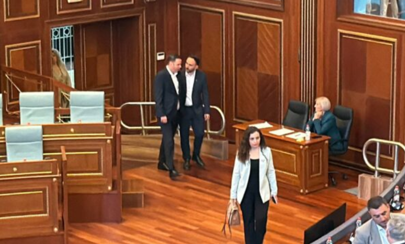 Lumir Abdixhiku hyri në sallë së bashku me Vjosa Osmanin dhe Paris Gurin për seancën konstituive të Kuvendit.