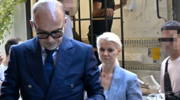 Dy mjekë, Ilias Theodoropoulos dhe Ioanna Gaka, janë arrestuar zyrtarisht në hetimin për vdekjen e këngëtarit Giorgos Mazonakis.