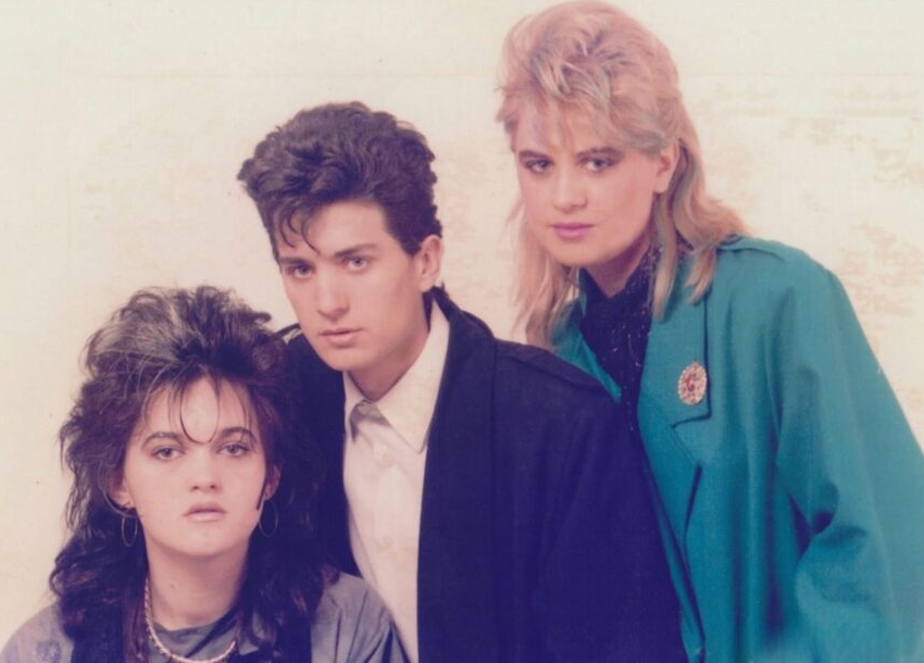 Gili publikon një fotografi origjinale të vitit 1985 me grupin “Trio Rona”, duke sfiduar trendin e fotografive të manipuluara me AI.