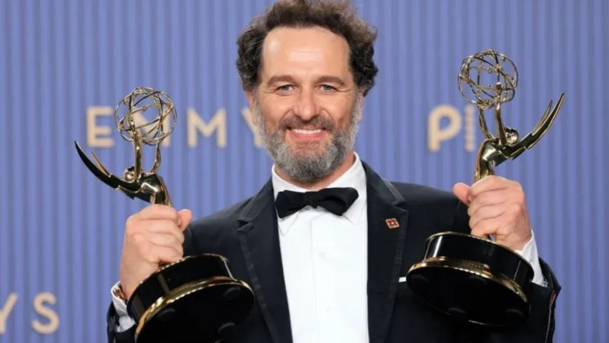 Matthew Rhys bëhet aktori i parë që fiton dy çmime kryesore në një natë Emmy, ndërsa “Widow’s Bay” fiton 14 çmime dhe Katie Dippold dhe Hiro Murai shpallen fitues në regjistri dhe skenar.