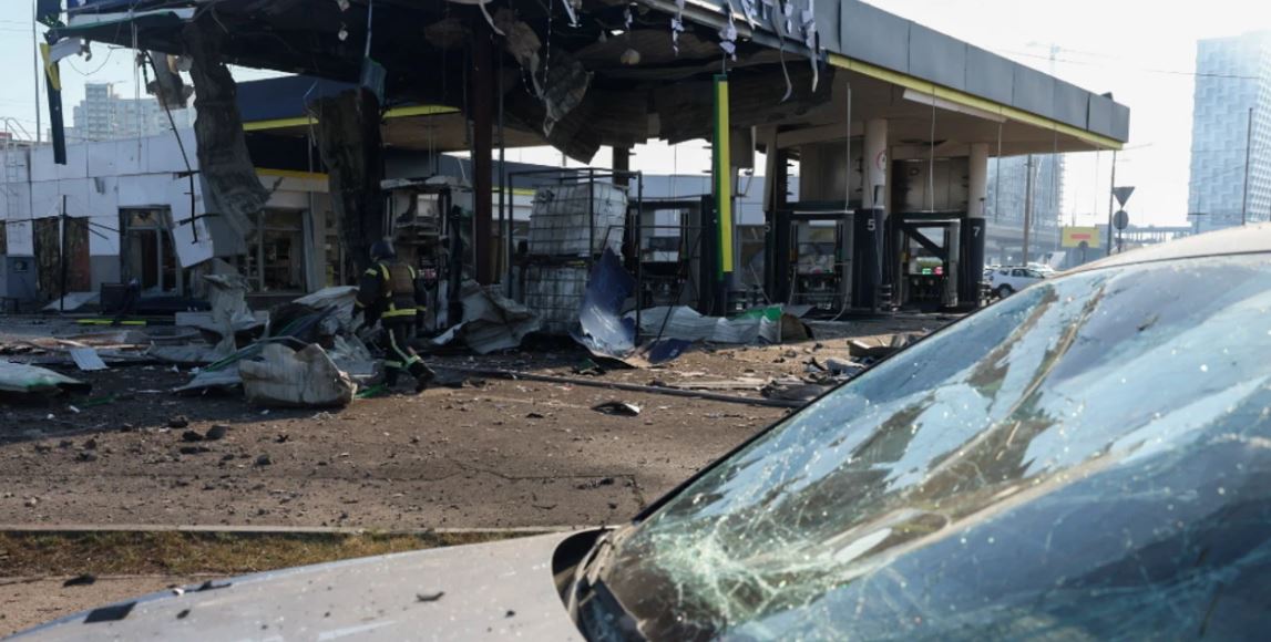 Dy të vdekur dhe 12 të plagosur nga sulmet ruse me dronë në Kiev, shënjestrohen pikat e karburantit.