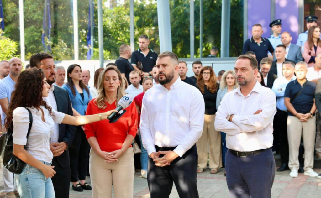 Deputetët e PDK-së dhe Aleancës janë mbështetur nga përfaqësues lokalë, asamblistë dhe aktivistë nga Skenderaj e Istogu në vazhdimin e bllokadës para Qeverisë.