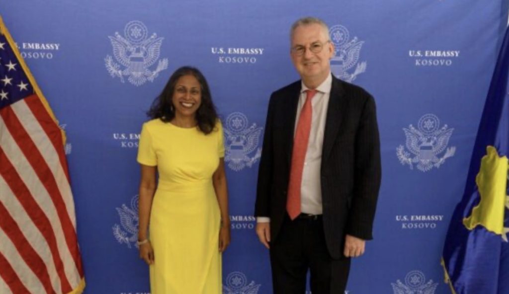 Ambasadori i ri i BE-së në Kosovë, Dirk Schuebel, ka nisur zyrtarisht mandatimin me takimin e parë me të Ngarkuarën me Punë të SHBA-së në Kosovë, Anu Prattipati.