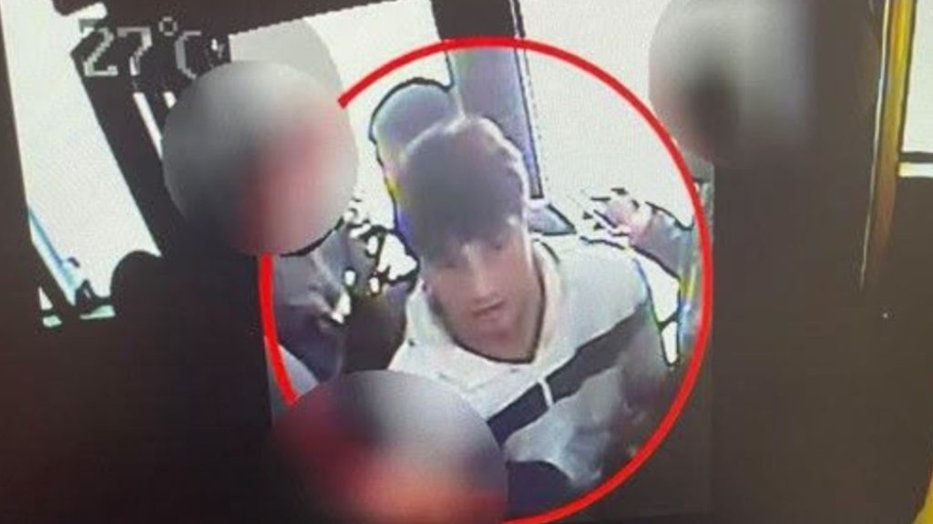 Policia e Kosovës ka publikuar fotografinë e një personi të dyshuar për ngacmim seksual dhe kërkon ndihmën e qytetarëve për identifikimin e tij.