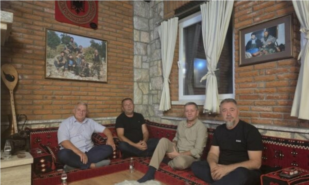 Ish-komandantët Rrahman Rama, Rrustem Mustafa dhe Shukri Buja janë shtuar në mbledhjen në Drenicë tek Sami Lushtaku para vendimit të Hagës.