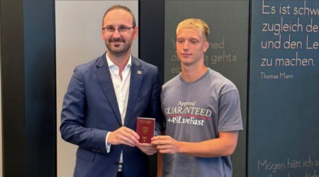 Erblin Osmani, talenti i Bayern Munichut, është pajisur zyrtarisht me pasaportën e Kosovës dhe ka vendosur të përfaqësojë kombëtaren dardane.