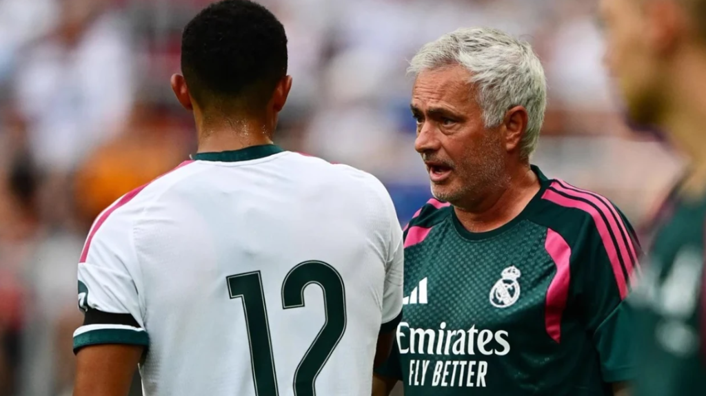 Mourinho ndryshon skemën: Alexander-Arnold mesfushor ndaj Interit