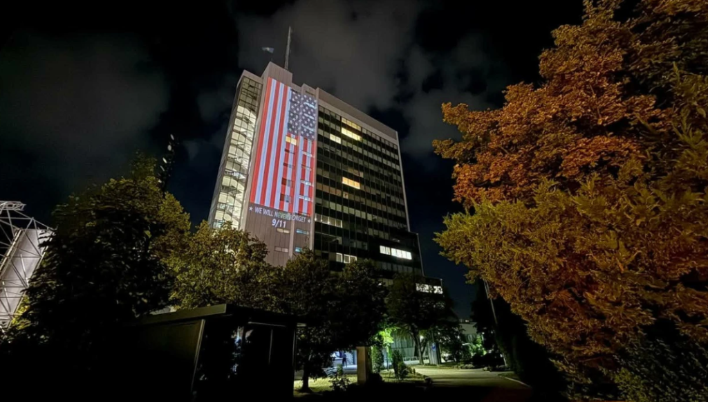 Qeveria e Kosovës ndriçon ndërtesën me flamurin amerikan dhe mesazhin “We Will Never Forget 9/11” në nderim të viktimave të 11 Shtatorit.