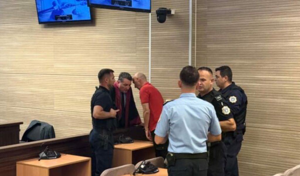 Fatmir Sheholli është deklaruar zyrtarisht i pafajshëm në seancën fillestare dhe mbrojtja e tij ka hequr dorë nga kundërshtimi i aktakuzës.