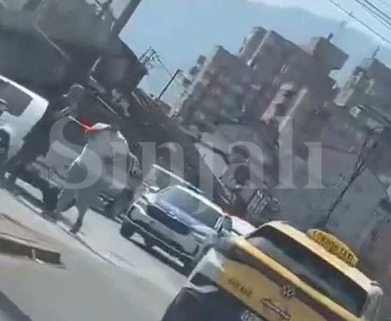 Një person ka pësuar lëndime trupore në aksidentin mes dy veturave në rrugën “Adem Jashari” në Pejë.