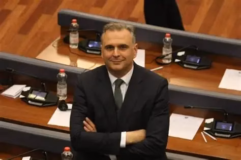 Përplasja në Kuvend: Deputeti serb thotë "në emër të popullit serb", reagon Vetëvendosje