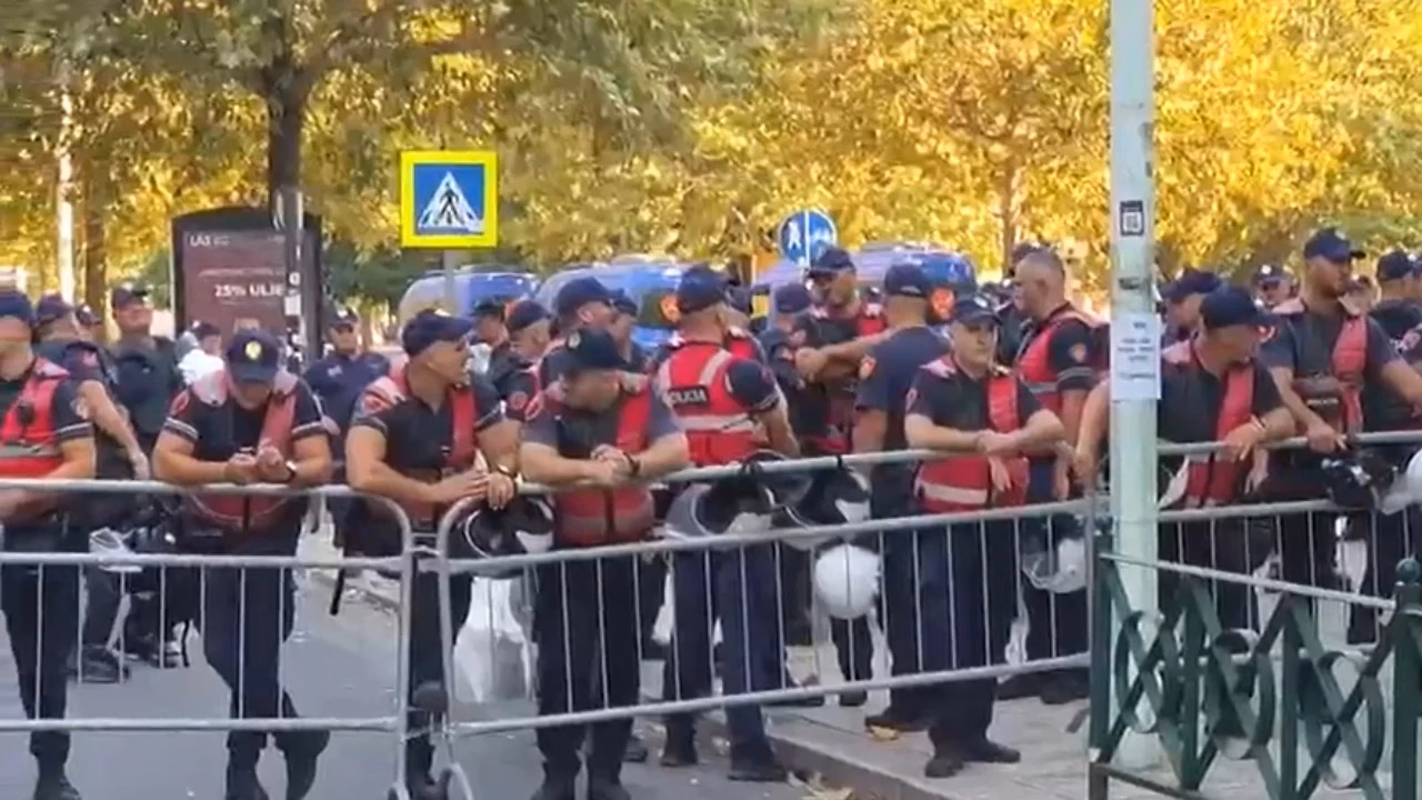 Policia blindon Parlamentin për nisjen e sesionit dhe protestat e paralajmëruara