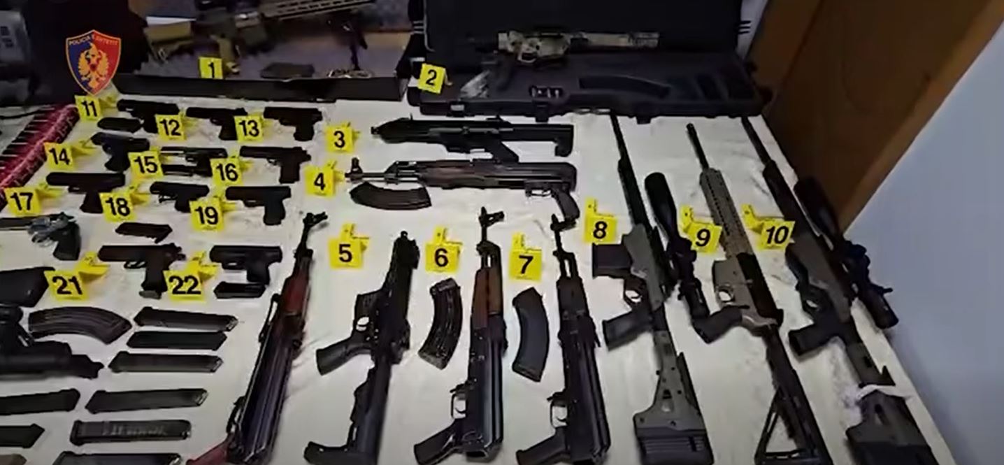 Bashkëpunimi i papritur: Qytetarë serbë dorëzojnë armë vullnetarisht në Kosovë