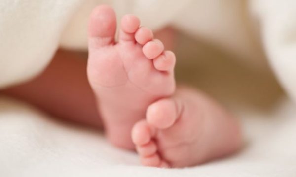 Bashkia e Kallitheas ofron 1,000 euro për çdo të porsalindur për të ndaluar rënien demografike