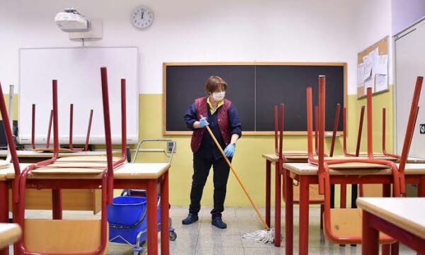 Ministria e Arsimit ka pranuar dy kërkesa të reja për mbylljen e shkollave në Kosovë gjatë vitit 2026, të cilat janë ende në trajtim.