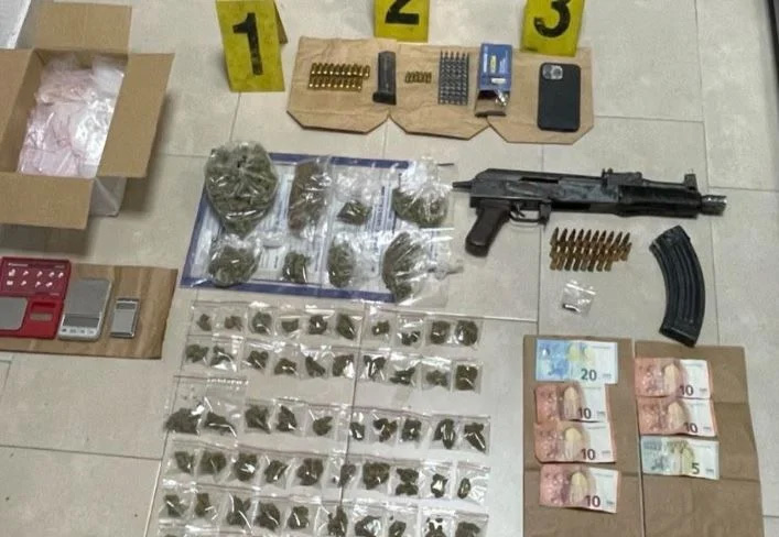 Operacioni në Prishtinë: Tre të arrestuar për drogë, armë dhe manipulim me prova