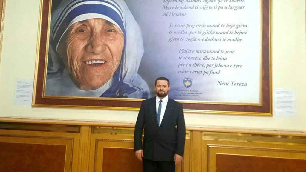 Kujtimi i Nënë Terezës si urë respekti dhe bamirësie